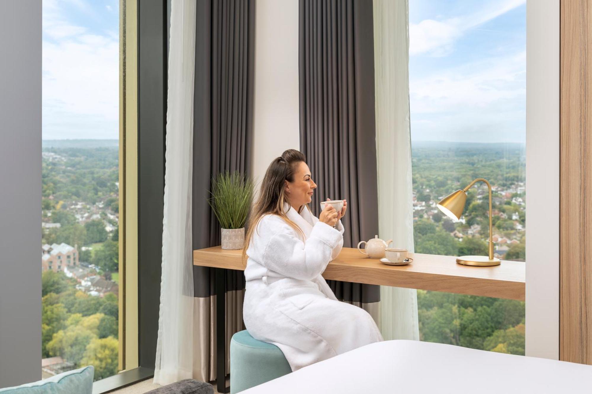 Hilton Woking Hotell Exteriör bild
