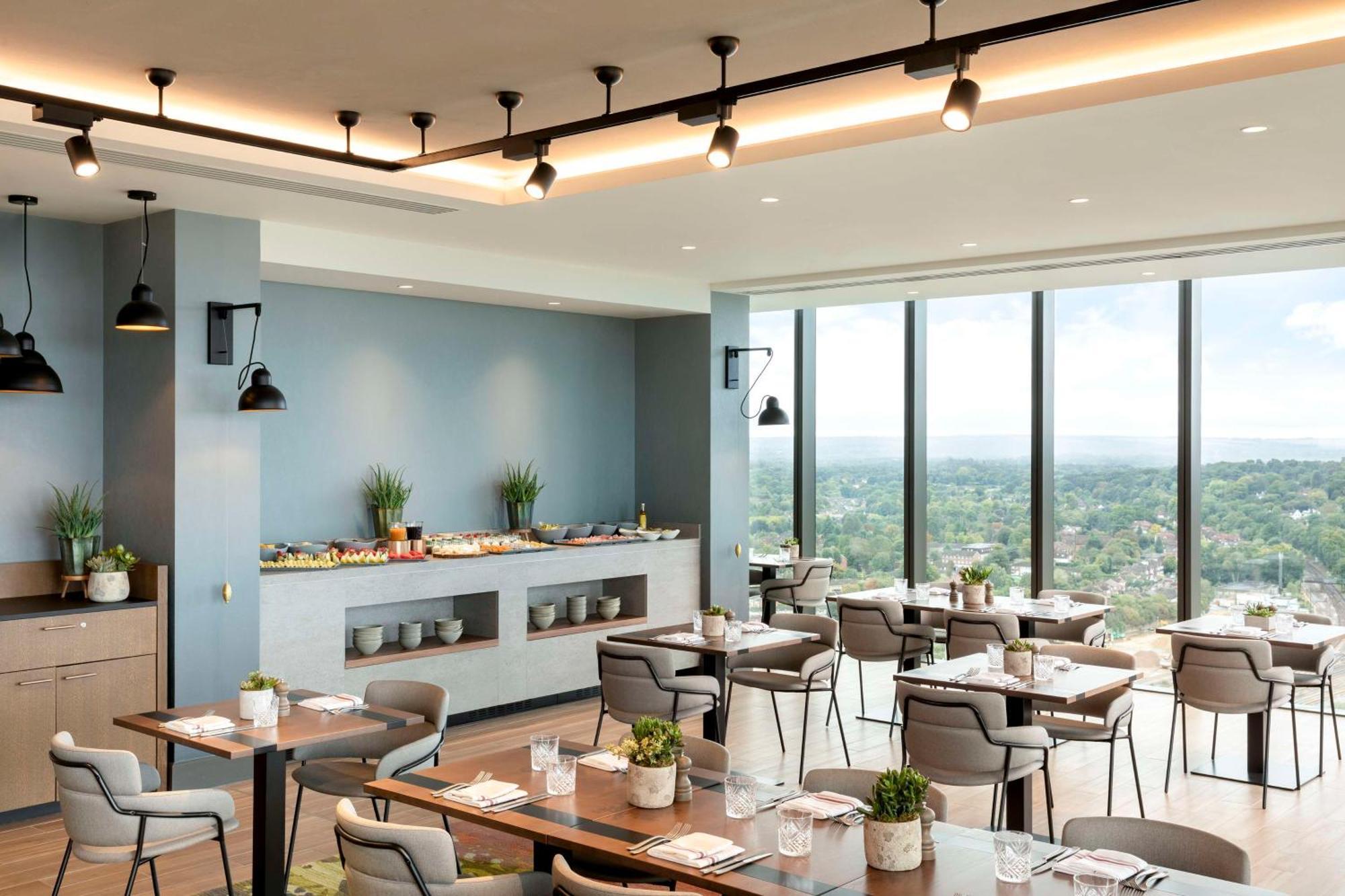 Hilton Woking Hotell Exteriör bild