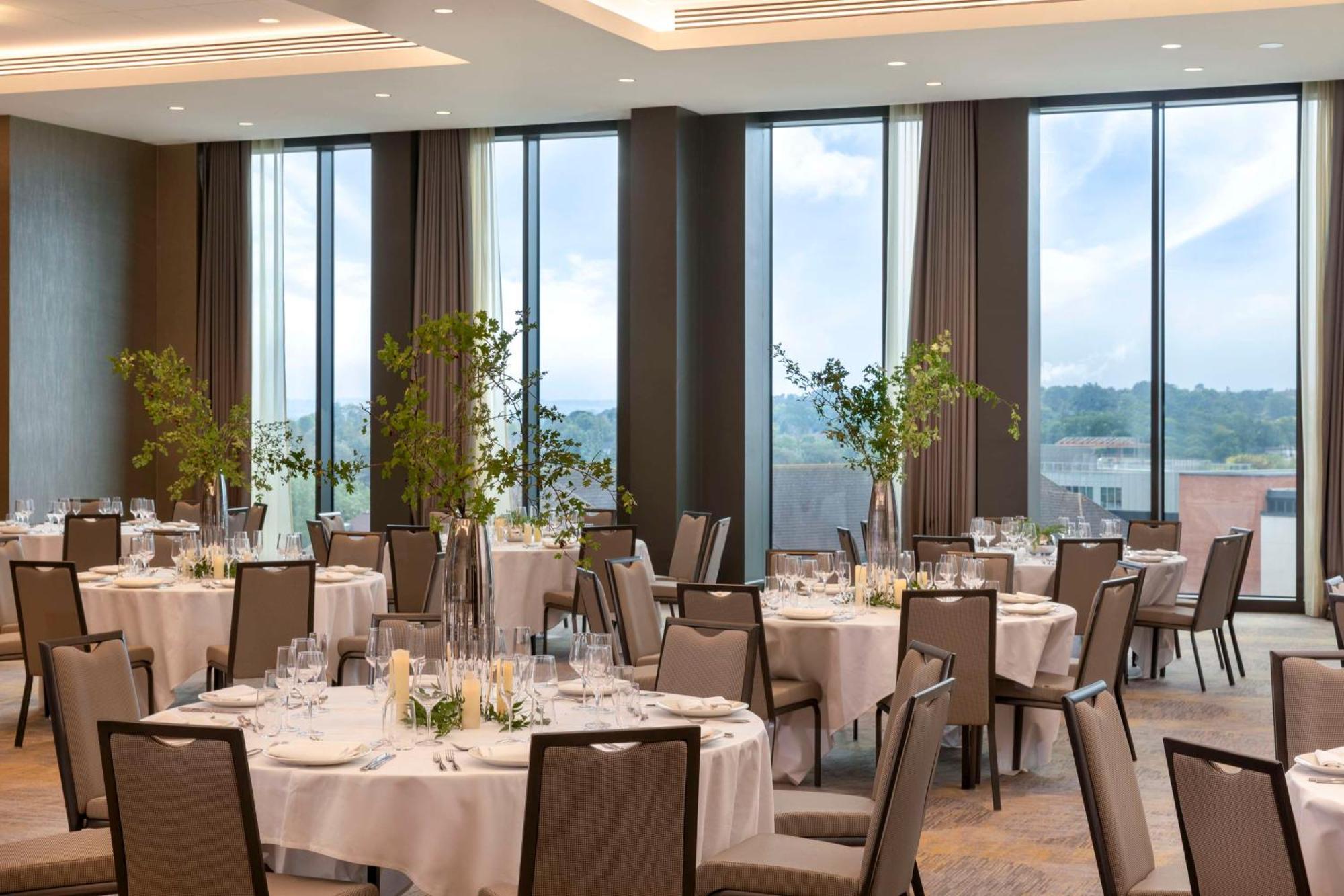 Hilton Woking Hotell Exteriör bild