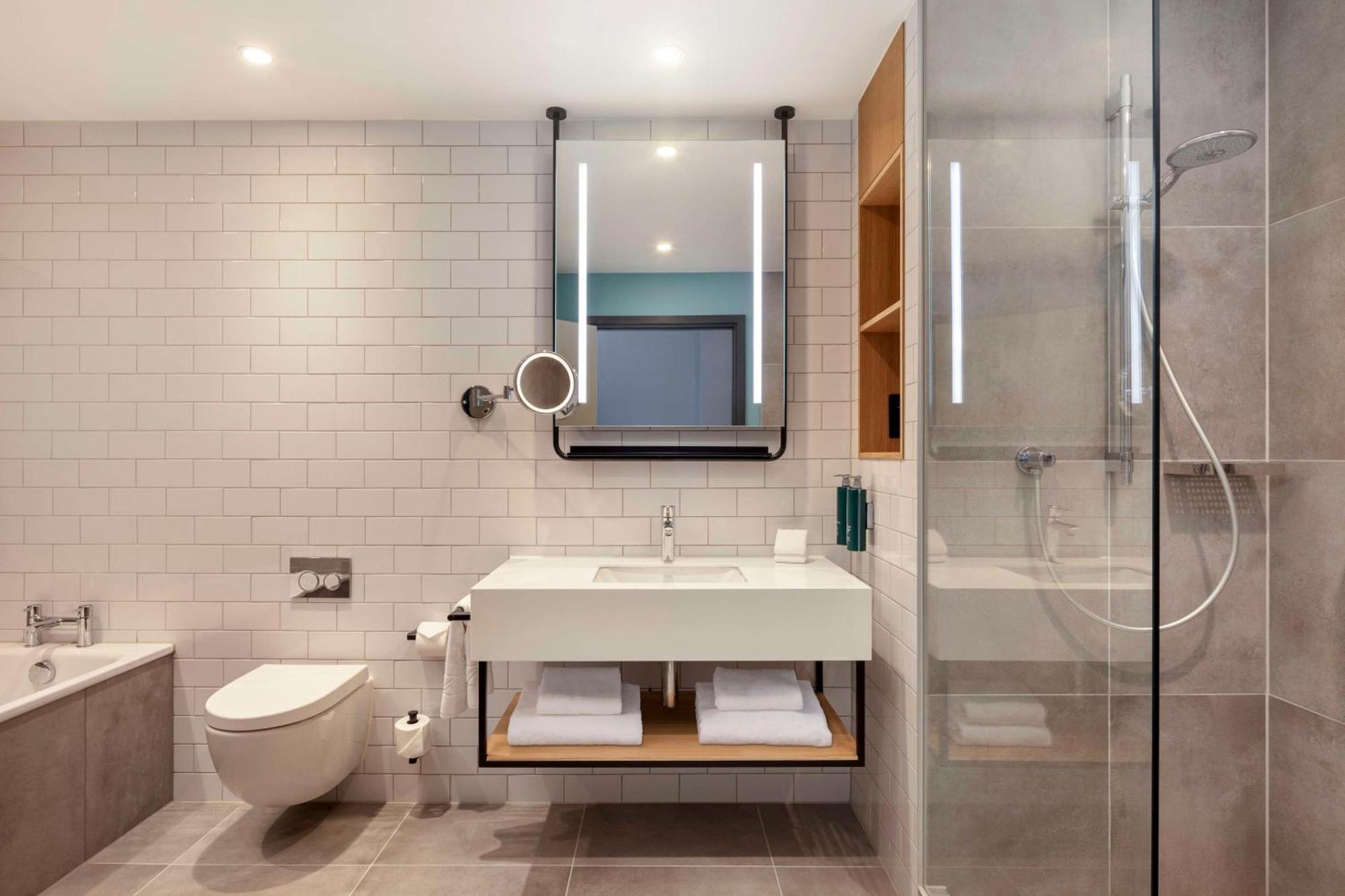 Hilton Woking Hotell Exteriör bild