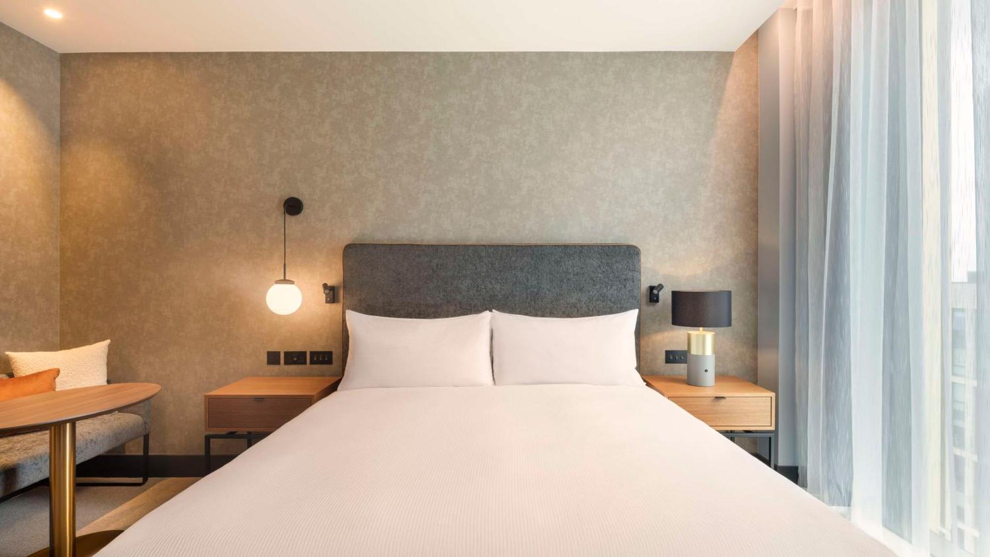 Hilton Woking Hotell Exteriör bild