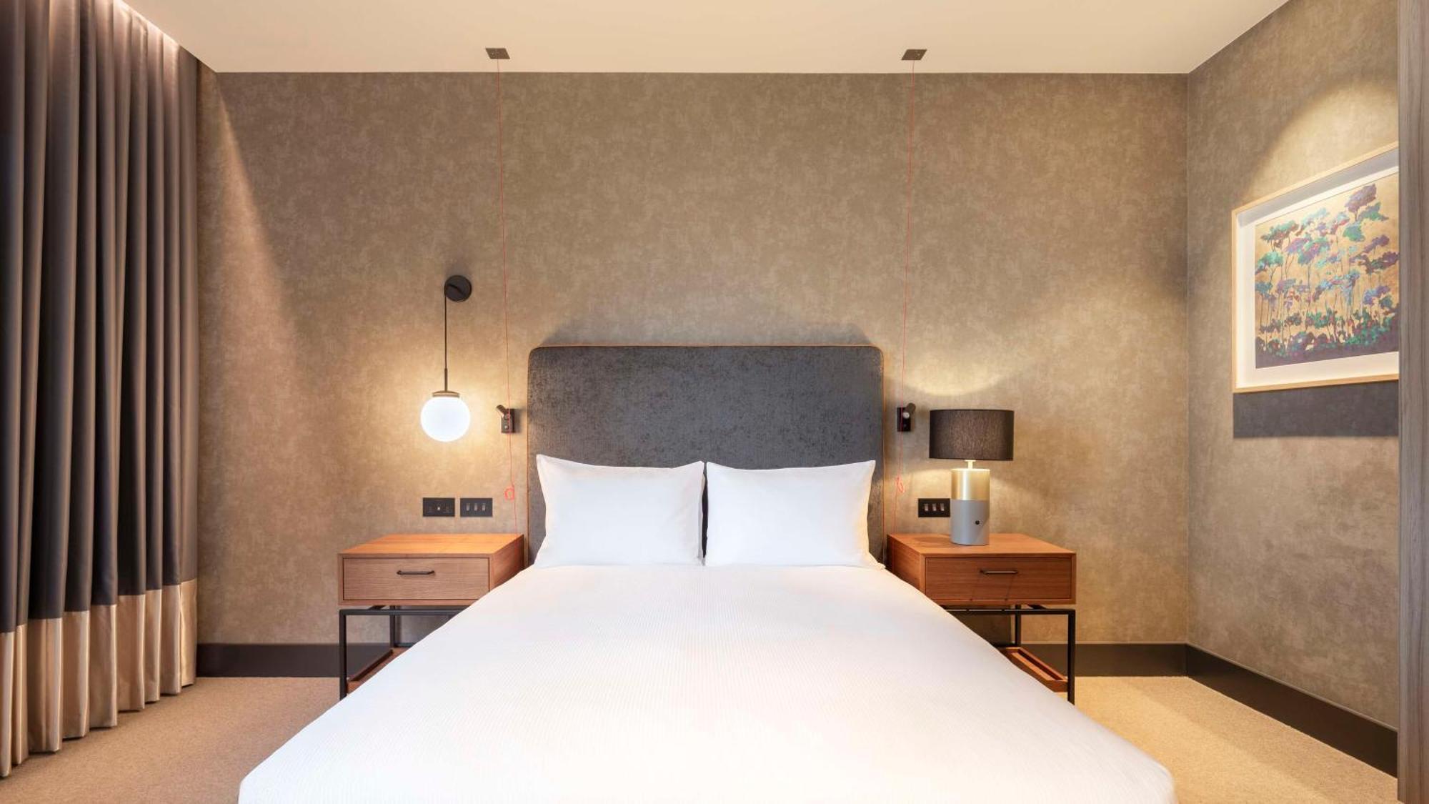 Hilton Woking Hotell Exteriör bild