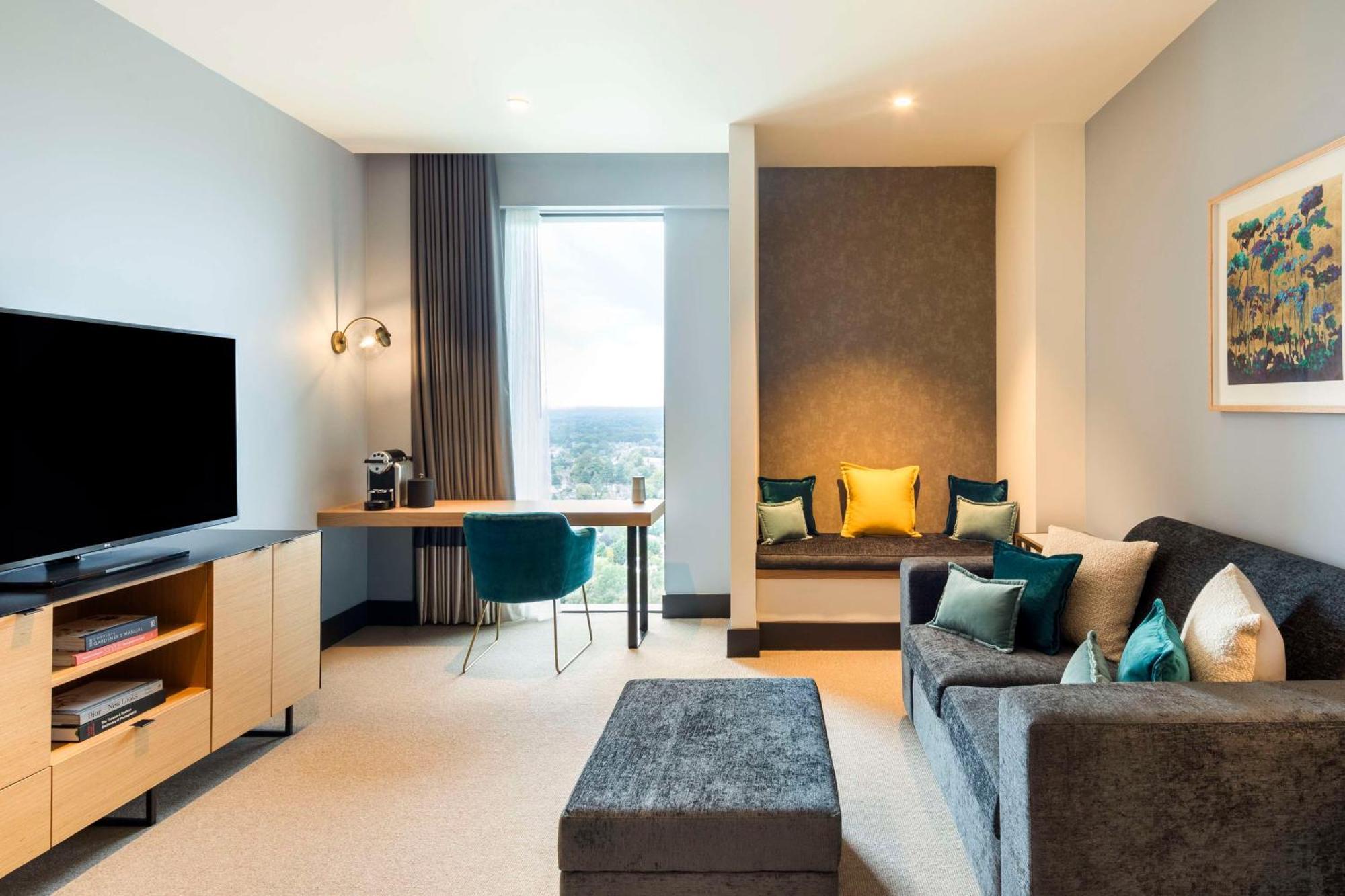 Hilton Woking Hotell Exteriör bild