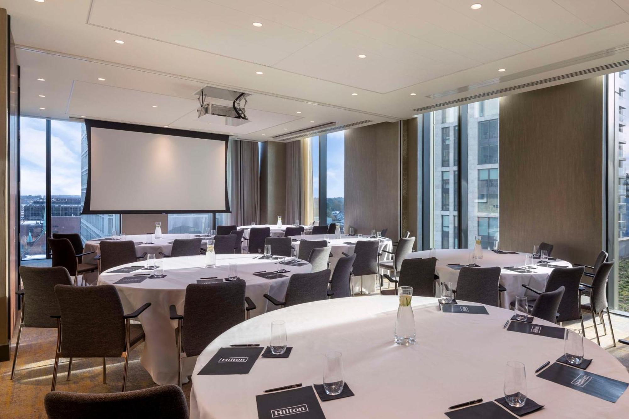 Hilton Woking Hotell Exteriör bild