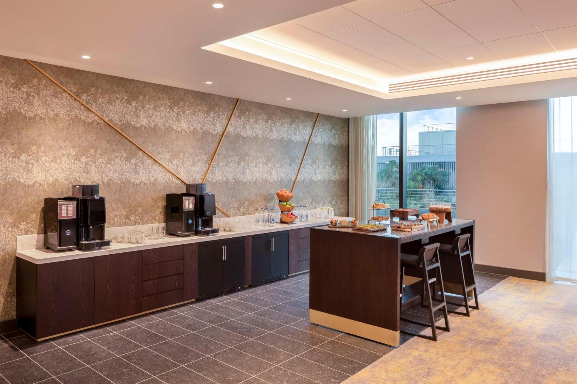Hilton Woking Hotell Exteriör bild
