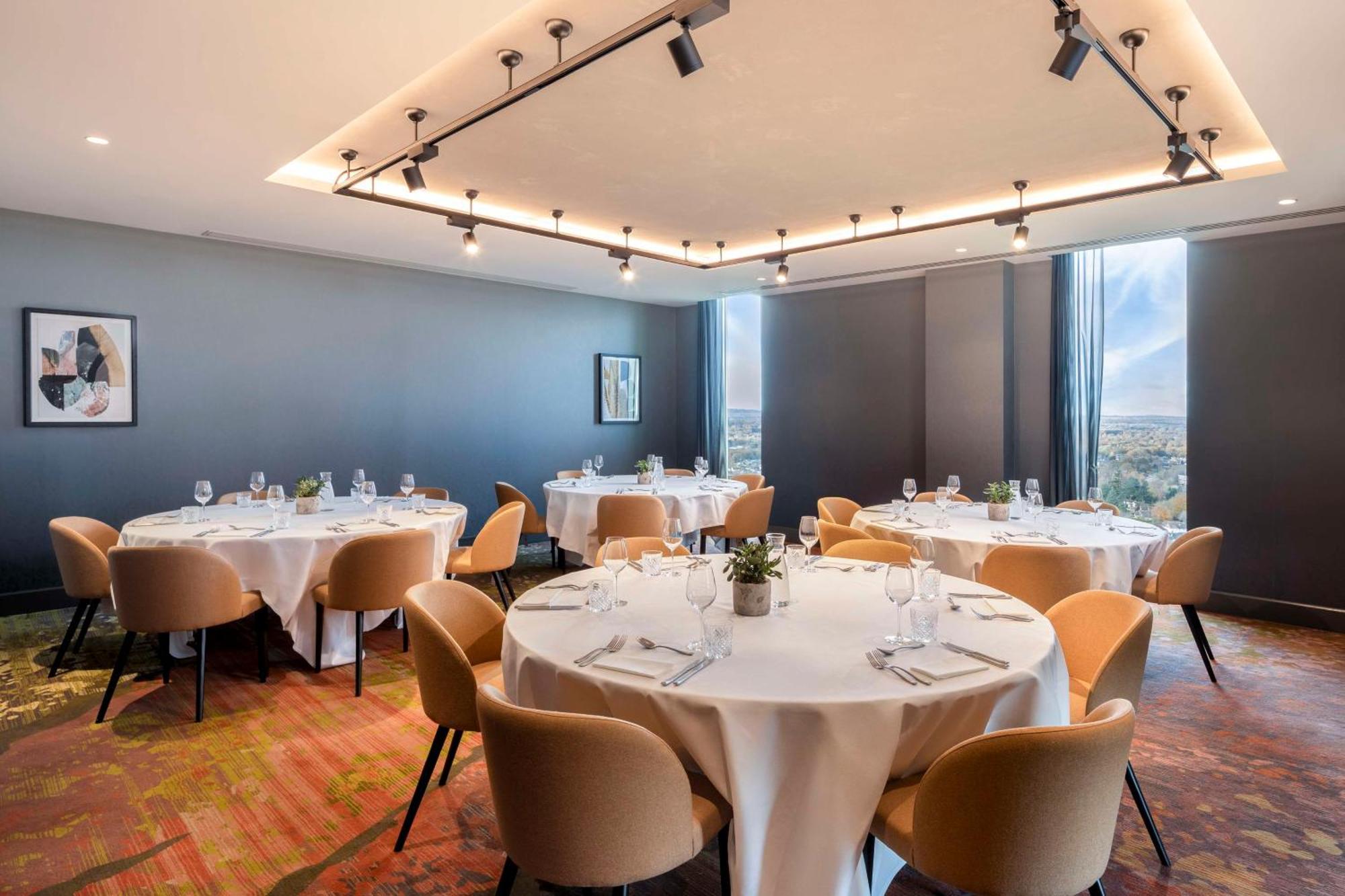 Hilton Woking Hotell Exteriör bild